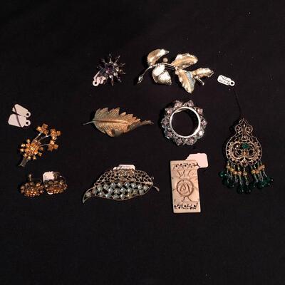 Lot 176 - Vintage Pins