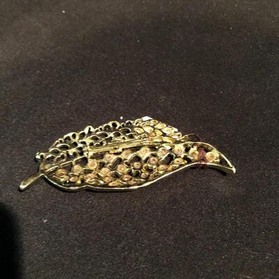 Lot 176 - Vintage Pins