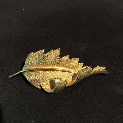 Lot 176 - Vintage Pins