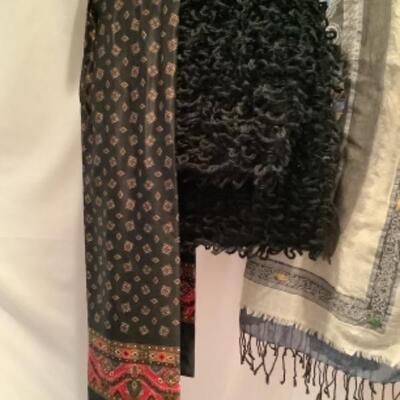 S - 1079 Ladies Clothing Lot Artisan Crafted Scarves 