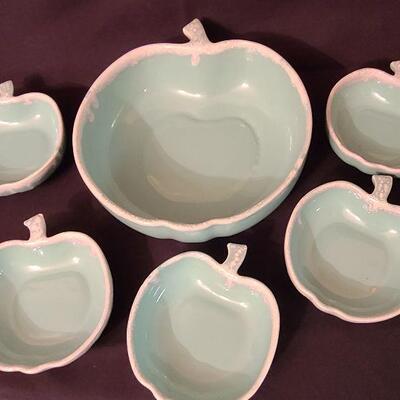 Lot 127: Vintage Teal Apple Pottery Bowl Set