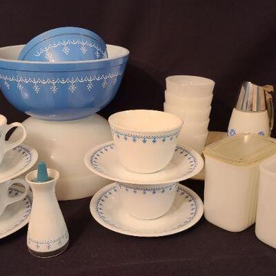 Lot 129: Pyrex Mixing Bowls, Corell and More!