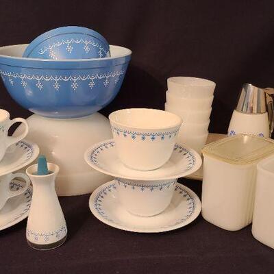 Lot 129: Pyrex Mixing Bowls, Corell and More!