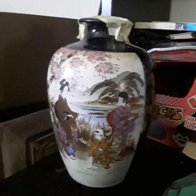 Beautiful vase Japanese Chinese 