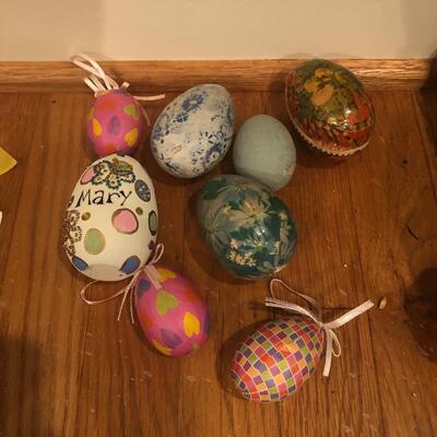 Lot 195 - Fall and Spring Seasonal Decor