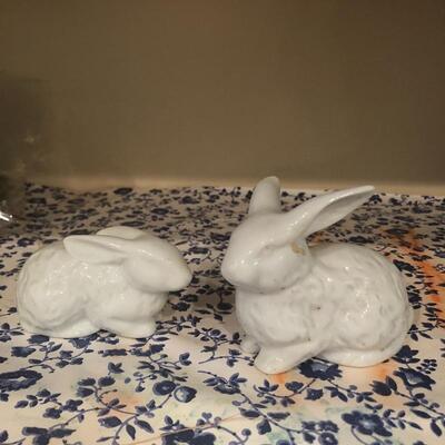 Lot 195 - Fall and Spring Seasonal Decor