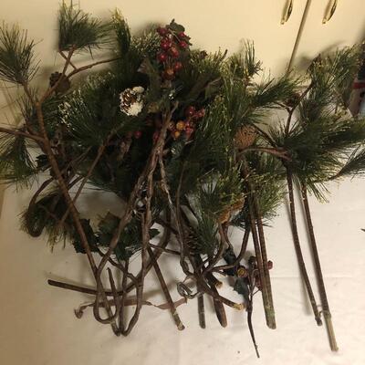  Lot 200 - Christmas Decorations 