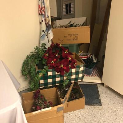  Lot 200 - Christmas Decorations 