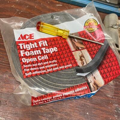 Lot 208 - Tools & Hardware