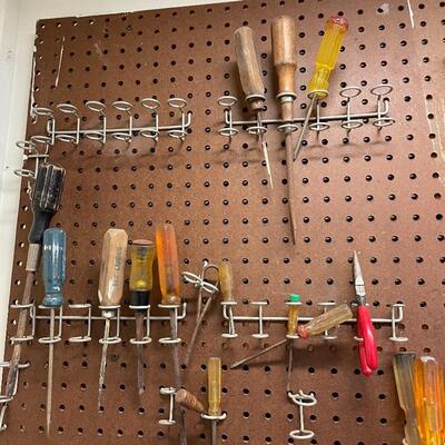 Lot 208 - Tools & Hardware