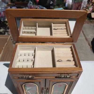 Small jewelry box with items