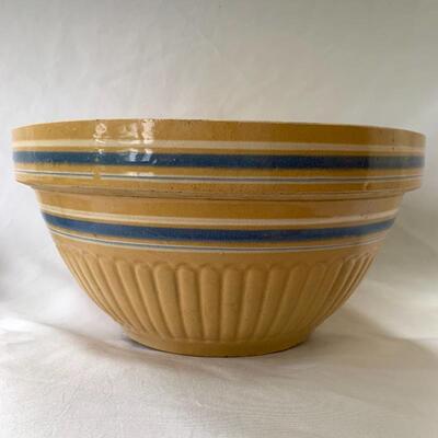 Lot 219 - Ceramic Dishes and Farmhouse Decor