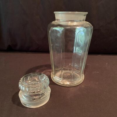 Lot 228 - Vintage Tupperware, Heloiseâ€™s Housekeeping and Kitchen Hints Books, and More