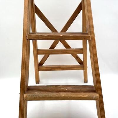 WOODEN STEP STOOL 