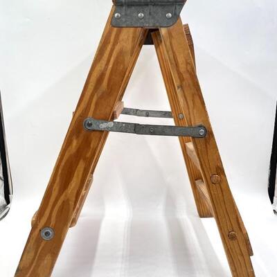 WOODEN STEP STOOL 
