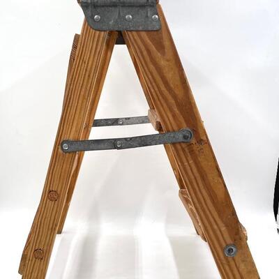 WOODEN STEP STOOL 