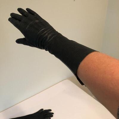 Lot 233 - Mary Frances Purse, Fascinator & Gloves