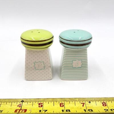 C. R. GIBSON JESSIE STEELE SALT AND PEPPER SHAKERS