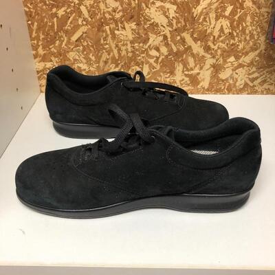 Lot 240 - Nine Pairs of Sz 8.5 Everyday Shoes