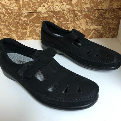 Lot 240 - Nine Pairs of Sz 8.5 Everyday Shoes