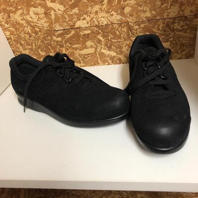 Lot 240 - Nine Pairs of Sz 8.5 Everyday Shoes
