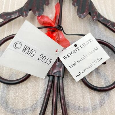 DECORATIVE METAL WREATH HANGER
