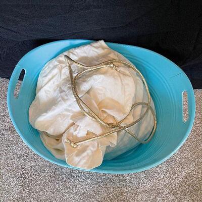 Lot 24 - Linens and Towels