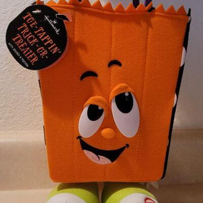 Lot 58: New HALLMARK TOE TAPPIN TRICK OR TREATER Sound - WORKS