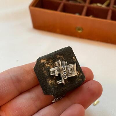 Lot 256 - Tie Clips, Cufflinks & Leather Box