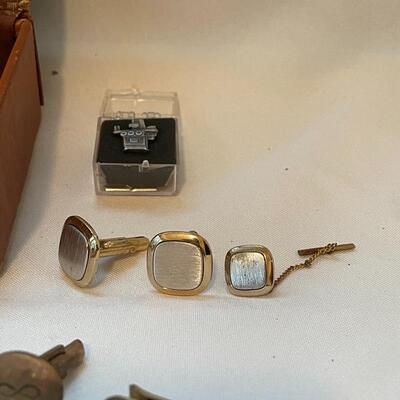 Lot 256 - Tie Clips, Cufflinks & Leather Box
