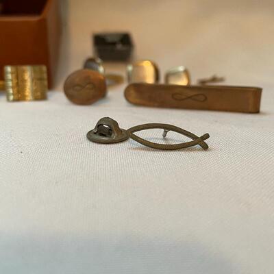 Lot 256 - Tie Clips, Cufflinks & Leather Box