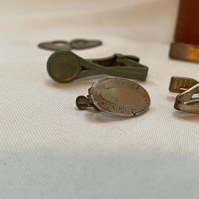 Lot 256 - Tie Clips, Cufflinks & Leather Box