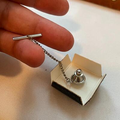 Lot 256 - Tie Clips, Cufflinks & Leather Box
