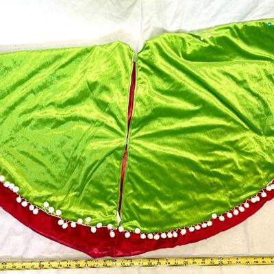 PIER 1 EMBELLISHED SANTA CHRISTMAS TREE SKIRT