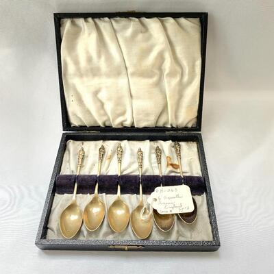 Lot 18 - Set of Six EPNS Apostle Spoons