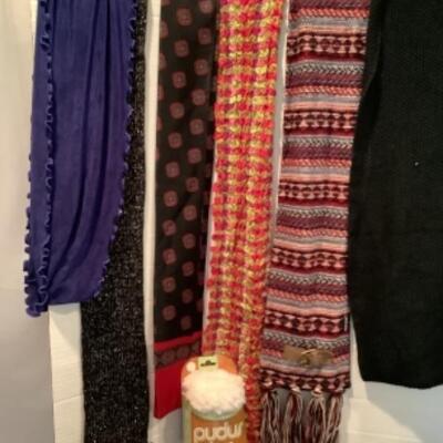 U - Ladies Clothing Lot - Scarves, Gloves, Hats, Socks