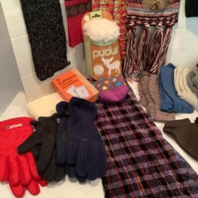 U - Ladies Clothing Lot - Scarves, Gloves, Hats, Socks
