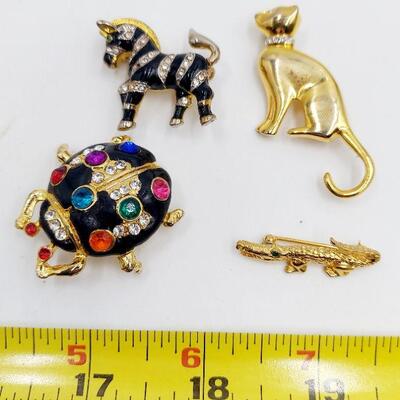 LOTS OF ANIMALS BROOCH / PIN BUNDLE 