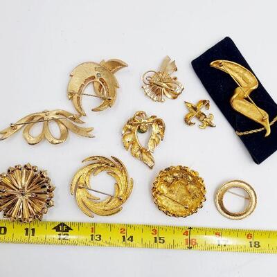 LARGE ARRAY OF GOLD TONED BROOCHES / PINS 10 PC