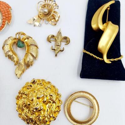 LARGE ARRAY OF GOLD TONED BROOCHES / PINS 10 PC
