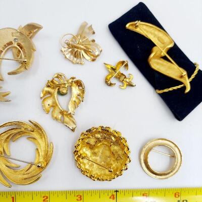 LARGE ARRAY OF GOLD TONED BROOCHES / PINS 10 PC