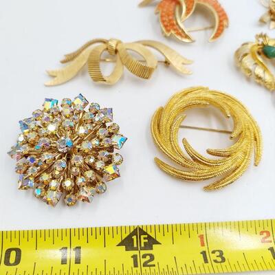 LARGE ARRAY OF GOLD TONED BROOCHES / PINS 10 PC