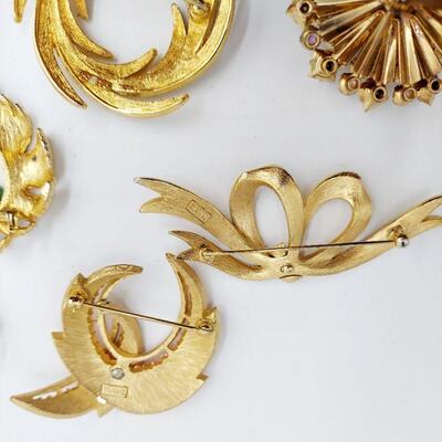 LARGE ARRAY OF GOLD TONED BROOCHES / PINS 10 PC
