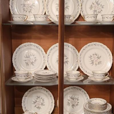 Lot 140: Royal Jackson Serving Set 