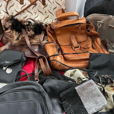 Lot 104 - Backpacks, Purses and Totes