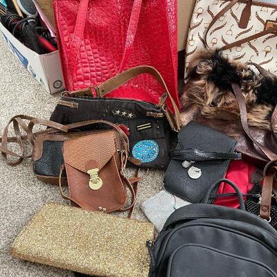 Lot 104 - Backpacks, Purses and Totes