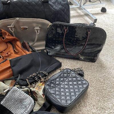 Lot 104 - Backpacks, Purses and Totes