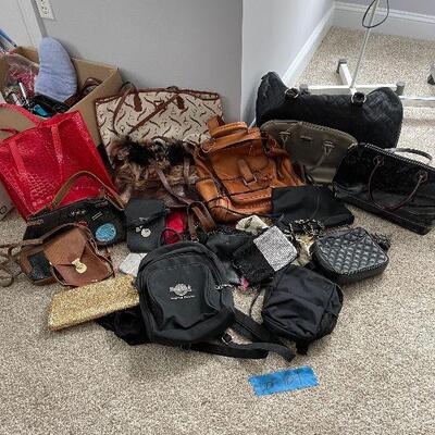 Lot 104 - Backpacks, Purses and Totes