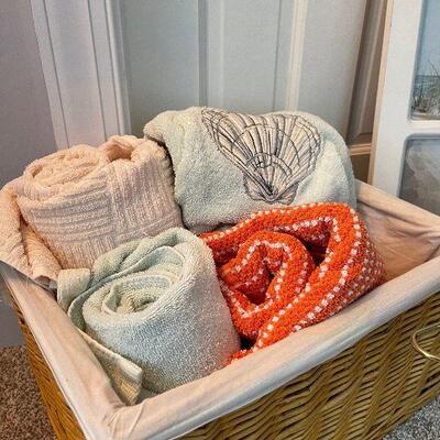 Lot 107 - Bathroom Items and Decor