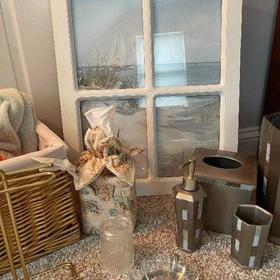 Lot 107 - Bathroom Items and Decor